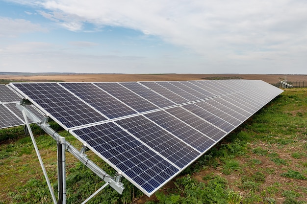 Pannelli solari fotovoltaici su un campo