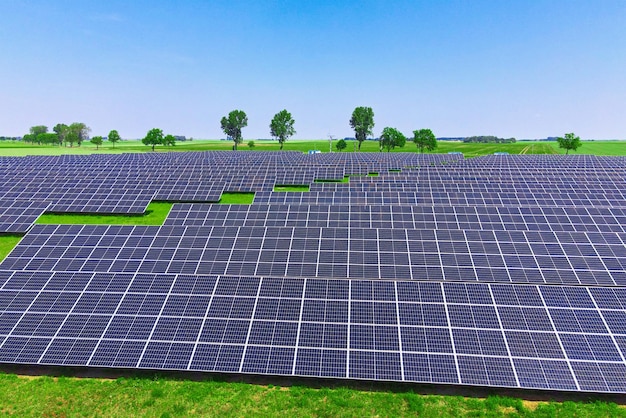 Pannelli solari in vista aerea del campo verde