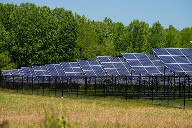 Pannelli solari moderni su bella erba verde con sole e nuvole concetto di energia alternativa fotovoltaico