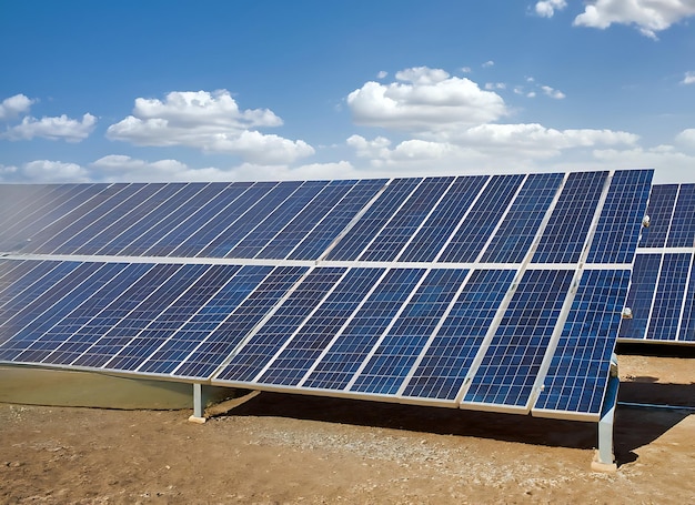 pannelli solari nel deserto con cielo azzurro e nuvole bianche