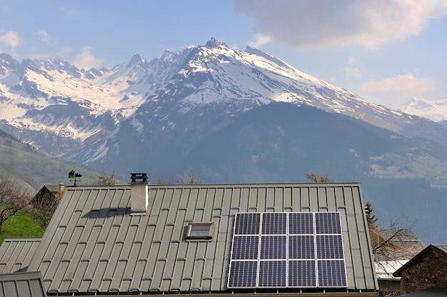 Pannelli solari su un tetto di una casa in montagna