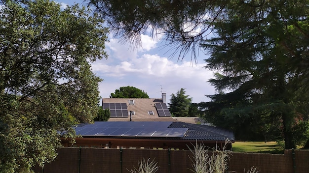 Pannelli solari sui tetti degli chalet.