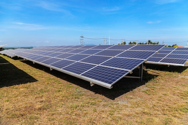 Pannelli solari sul campo verde, centrale elettrica solare