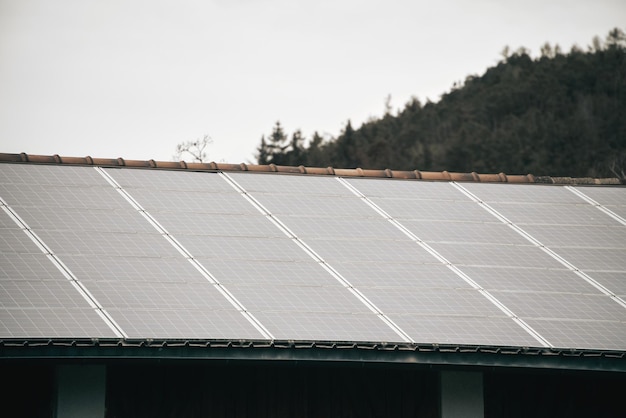 Pannelli solari sul tetto Concetto di utilizzo del fotovoltaico nelle zone rurali e in campagna per un futuro sostenibile Casa moderna con una fonte alternativa di energia elettrica