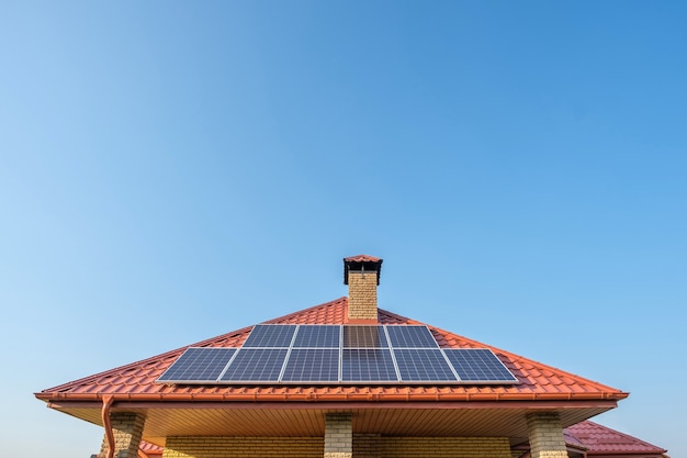 Pannelli solari sul tetto di una casa privata sullo sfondo del cielo blu