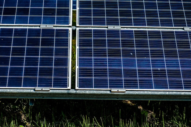 Pannelli solari sullo sfondo del cielo Centrale solare Pannelli solari blu Fonte alternativa di elec