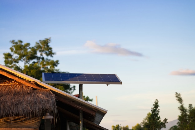 Pannello a energia solare o fotovoltaico sul tetto della casa in campagna e cielo blu