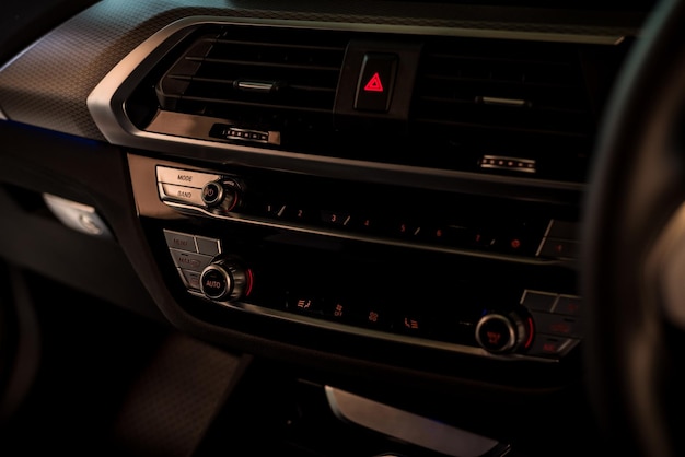 Pannello climatizzatore per auto moderno con pulsanti di controllo Dettagli interni Pannello di controllo del clima per auto con sensore o console del condizionatore d'aria