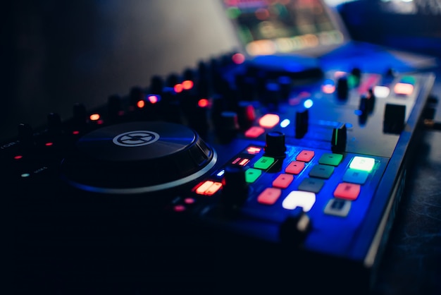 Pannello controller mixer DJ per la riproduzione di musica in discoteca