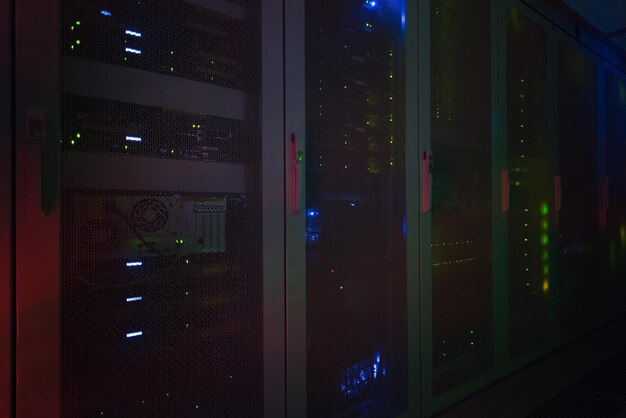 pannello di apparecchiature di comunicazione moderne con luce dal display al centro dati nella sala server