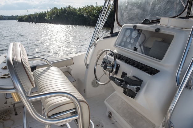 Pannello di controllo della velocità dello yacht bianco con volante