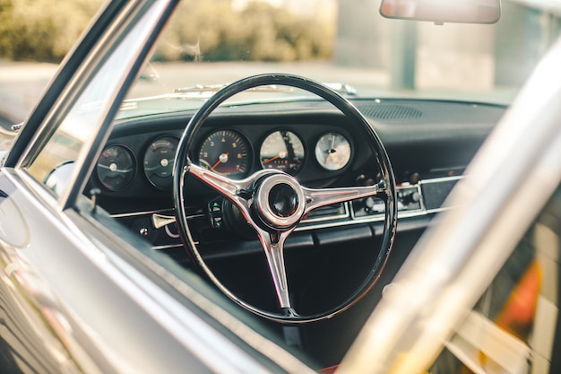 Pannello di controllo di un'auto retrò, vista attraverso la finestra