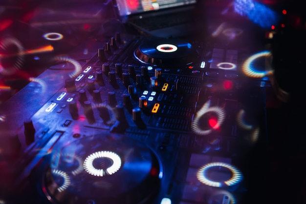 Pannello di controllo DJ acceso per musica e suono professionali