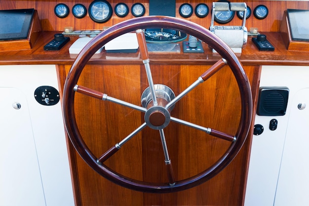 Pannello di controllo per yacht a motore Le leve del cambio al volante misurano i tachimetri e i pulsanti di controllo
