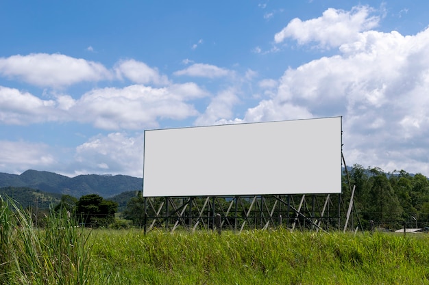 pannello singboard con vista sulle montagne