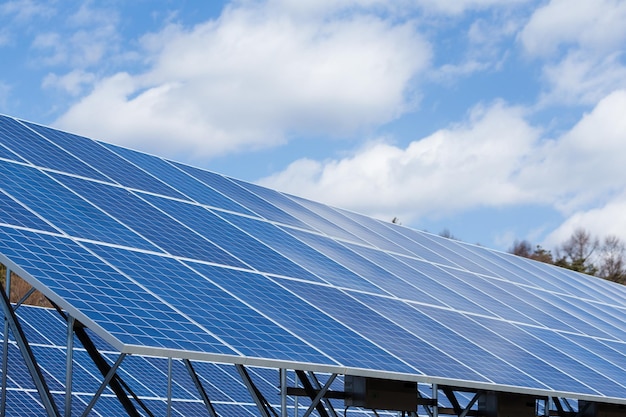 Pannello solare contro il cielo blu