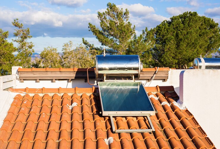 Pannello solare domestico su un tetto, con cielo sereno e senza nuvole.