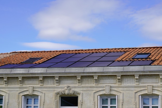 Pannello solare elettrico fotovoltaico sul tetto di una casa antica