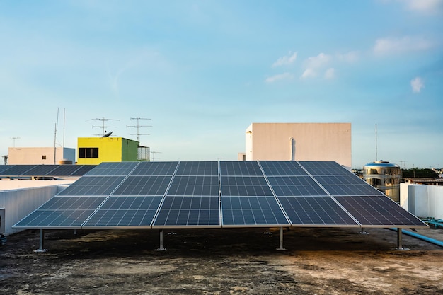 pannello solare fotovoltaico installazione di celle solari eco-tecnologica sul tetto di un edificio energia rinnovabile alternativa per il futuro concetto di risorse sostenibili nel mondo moderno