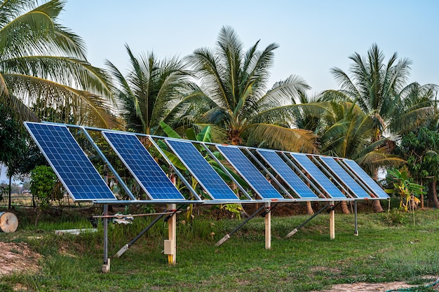 Pannello solare fotovoltaico per l'agricoltura in una zona di case rurali Campi agricoli sfondo blu cieloAgroindustria della famiglia Stile rurale in Thailandia energia pulita alternativa alla fattoria intelligente