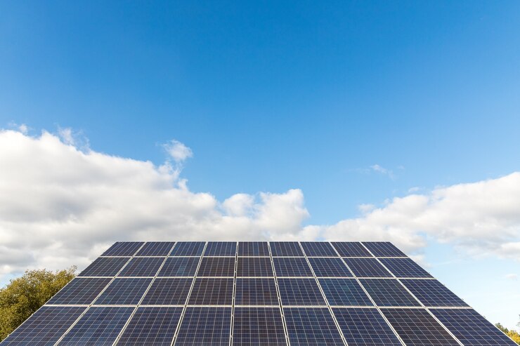 Pannello solare fotovoltaico su sfondo cielo concetto di fonte di energia elettrica alternativa del concetto di energia verde risorse sostenibili