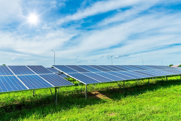 Pannello solare fotovoltaico su sfondo drammatico cielo blu tramonto verde pulito Concetto di energia di energia alternativa