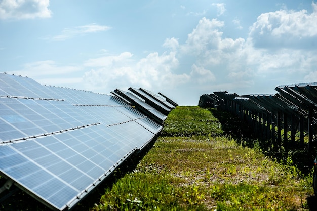 pannello solare fotovoltaico sullo sfondo del cielo verde pulito Concetto di energia di energia alternativa