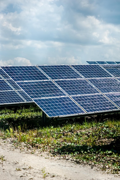 pannello solare fotovoltaico sullo sfondo del cielo verde pulito Concetto di energia di energia alternativa