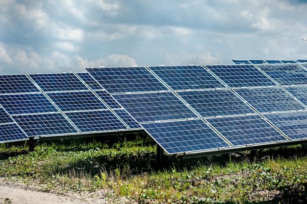 pannello solare fotovoltaico sullo sfondo del cielo verde pulito Concetto di energia di energia alternativa