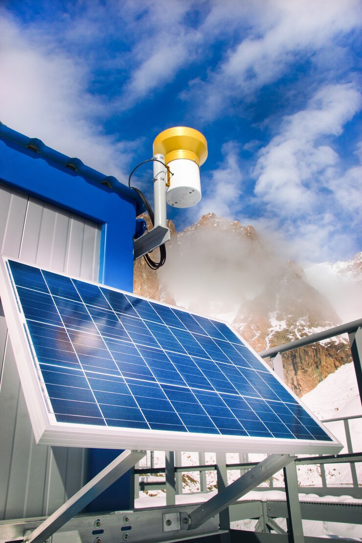 Pannello solare nel lago di montagna su sfondo blu cielo. Concetto di energia alternativa.