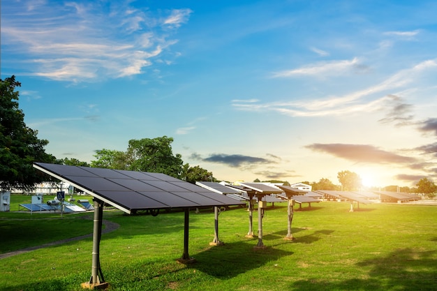 Pannello solare su sfondo blu cielo, concetto di energia alternativa, energia pulita