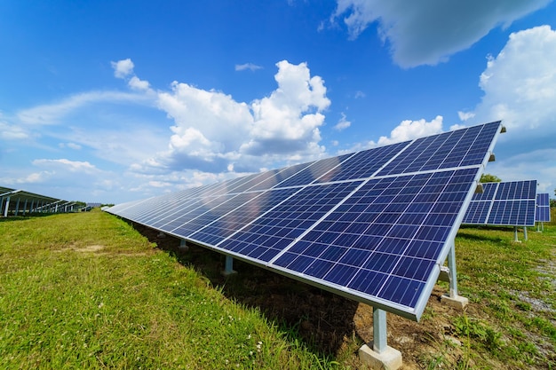 Pannello solare su sfondo cielo Sistemi di alimentazione fotovoltaica Centrale solare La fonte di energia rinnovabile ecologica
