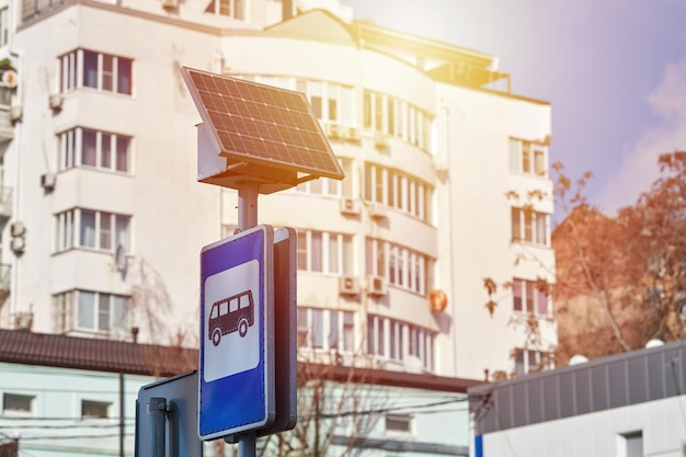 Pannello solare sull'alimentazione del segnale stradale della città per l'elettricità rispettosa dell'ambiente della luce della fermata dell'autobus