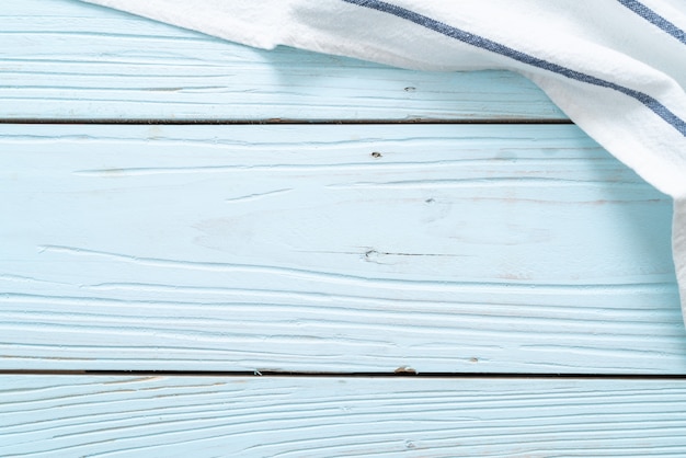 panno da cucina (tovagliolo) su fondo di legno blu