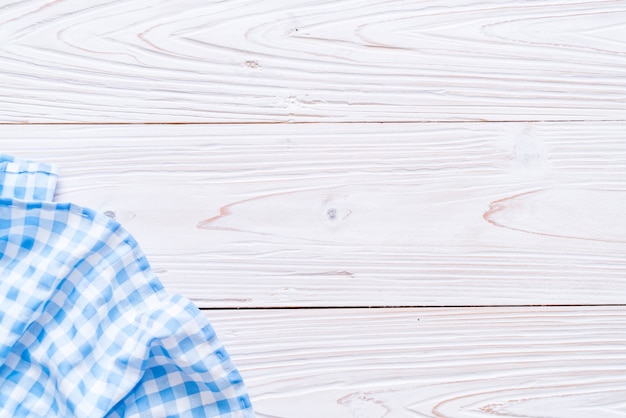 panno della cucina (tovagliolo) su fondo di legno