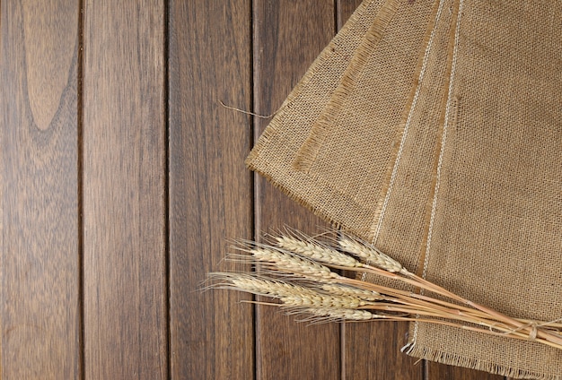 panno di tela di iuta sul tavolo di legno con grano