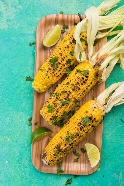 Pannocchia grigliata al barbecue con lime e coriandolo Cibo di strada messicano