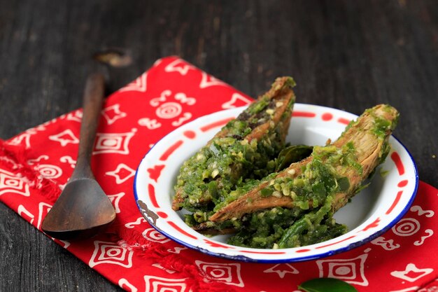 Pannocchia saltata in padella con Cilly Tongkol verde Cabe Ijo Ricetta del cibo quotidiano indonesiano servito su piastra smaltata