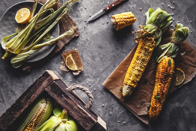 Pannocchie di mais grigliate con salsa, coriandolo