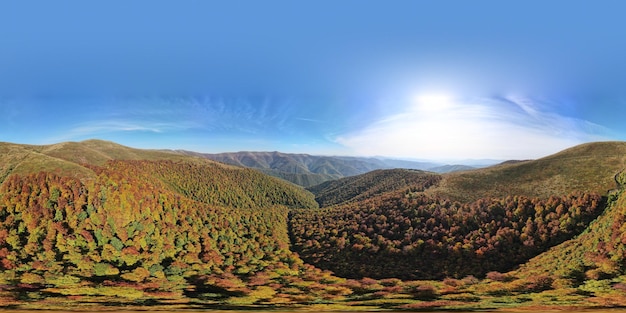 Panorama 360 foreste di faggi primordiali dei Carpazi bellissimo paesaggio autunnale