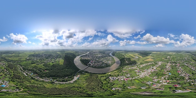 Panorama 360 il fiume Dniester e la città di Zalishchyky, un bellissimo paesaggio della città