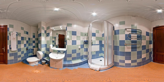Panorama a 360° senza soluzione di continuità all'interno del bagno di un appartamento o di appartamenti economici di hotel con lavabo e water in proiezione equirettangolare con contenuto AR zenit e nadir VR