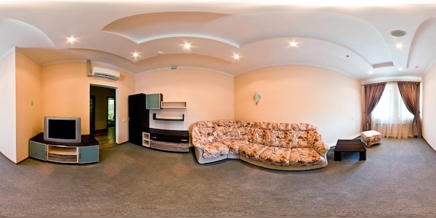 Panorama a 360° senza soluzione di continuità all'interno del soggiorno di un appartamento economico o di appartamenti con divani e poltrone e tv in proiezione equirettangolare con contenuto AR zenit e nadir VR