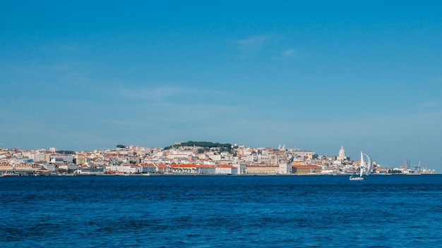 Panorama ad alta prospettiva della vista del centro storico di Lisbona da Almada Portogallo