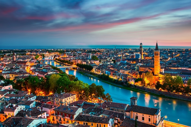 Panorama aereo al tramonto di Verona, Italia.