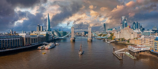 Panorama aereo del London Tower Bridge e del fiume Tamigi, Inghilterra, Regno Unito. Bellissimo Tower Bridge a Londra.