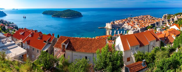 Panorama aereo del vecchio porto e del centro storico di Dubrovnik in vista dell'isola di Lokrum, Croatia