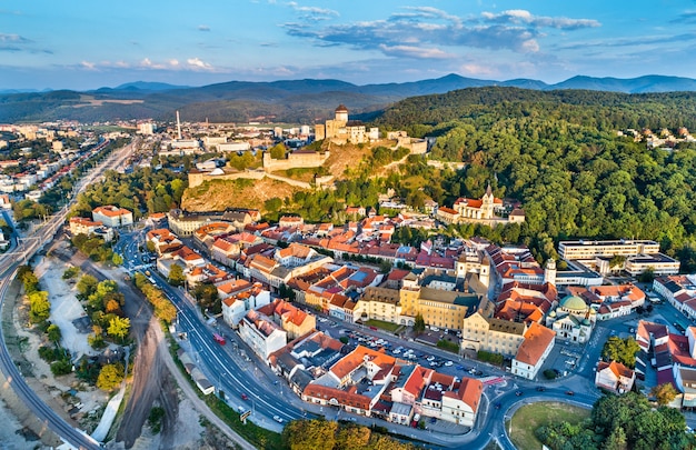 Panorama aereo della città vecchia di Trencin in Slovacchia