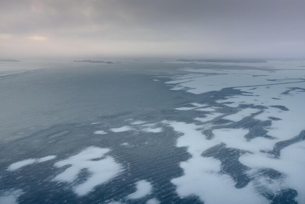 Panorama aereo della superficie ghiacciata della baia Paesaggio invernale Ghiaccio strutturato