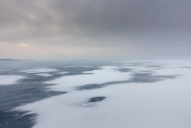 Panorama aereo della superficie ghiacciata della baia Paesaggio invernale Ghiaccio strutturato